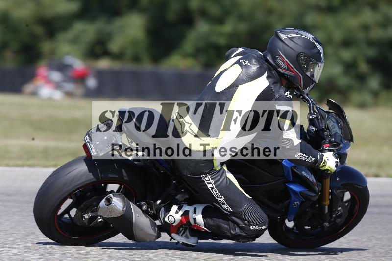 Archiv-2025/49 26.08.2025 Cornu Master School ADR/blau-bleu/0-4